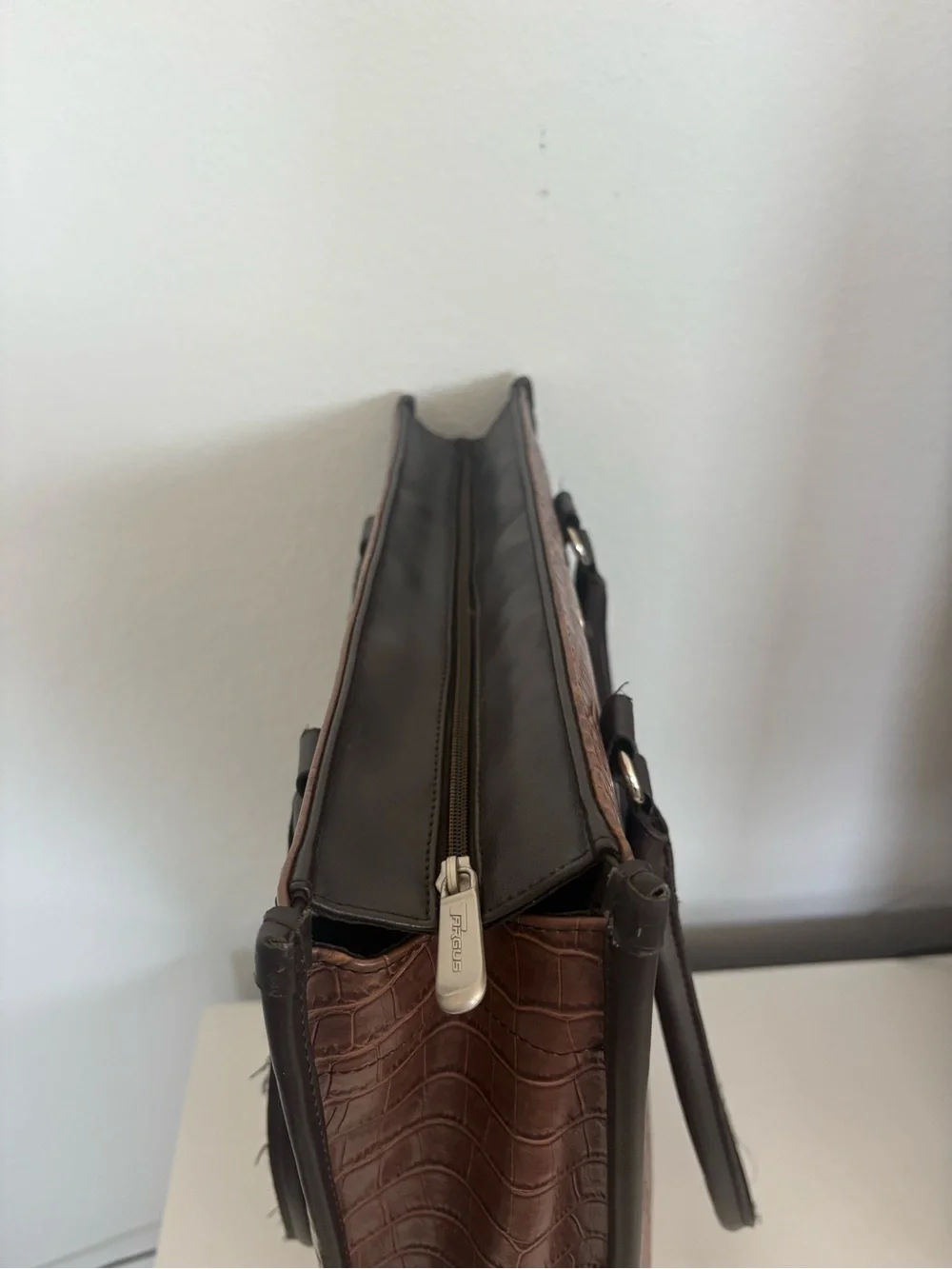 Targus Brown Laptop Handbag Tote Faux Alligator Embossed Women’s Travel Bag
